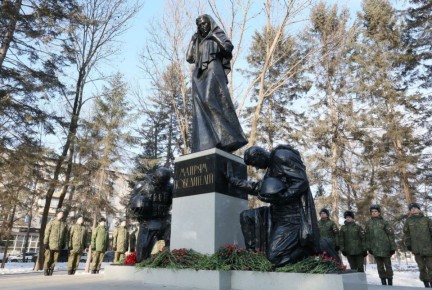 Вечная благодарность и сыновья преданность: В Биробиджане открыли памятник «Матерям победителей»