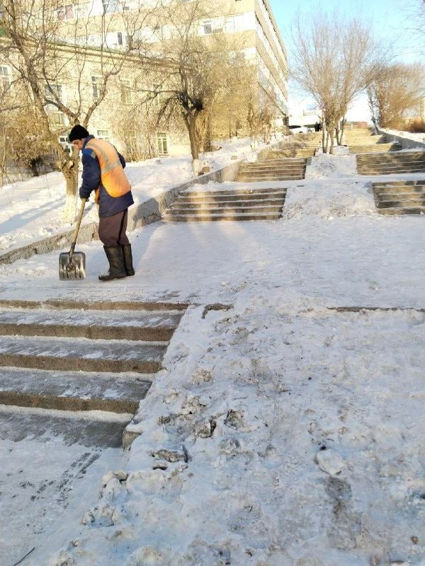 В Улан-Удэ усиливают уборку тротуаров В Улан-Удэ усиливают уборку тротуаров