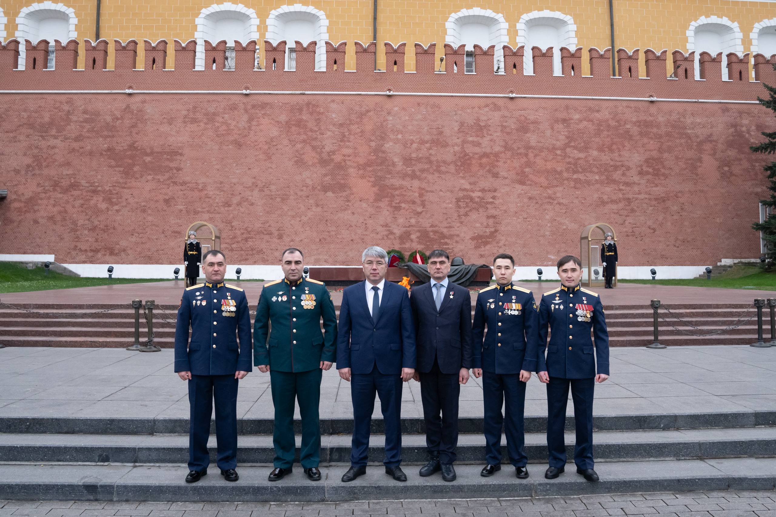 Алексей Цыденов: Вместе с Героями России из Бурятии возложили цветы к вечному огню Алексей Цыденов: Вместе с Героями России из Бурятии возложили цветы к вечному огню