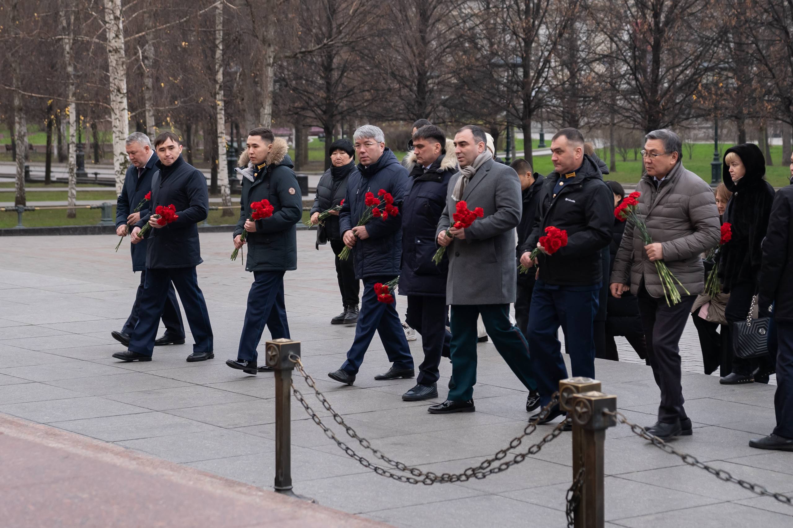 Алексей Цыденов: Вместе с Героями России из Бурятии возложили цветы к вечному огню Алексей Цыденов: Вместе с Героями России из Бурятии возложили цветы к вечному огню