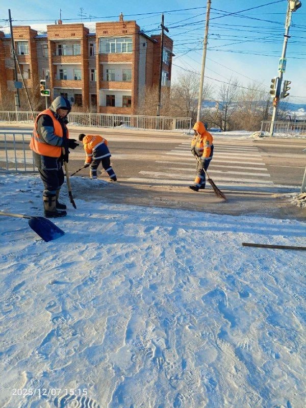 В Улан-Удэ усиливают уборку тротуаров В Улан-Удэ усиливают уборку тротуаров