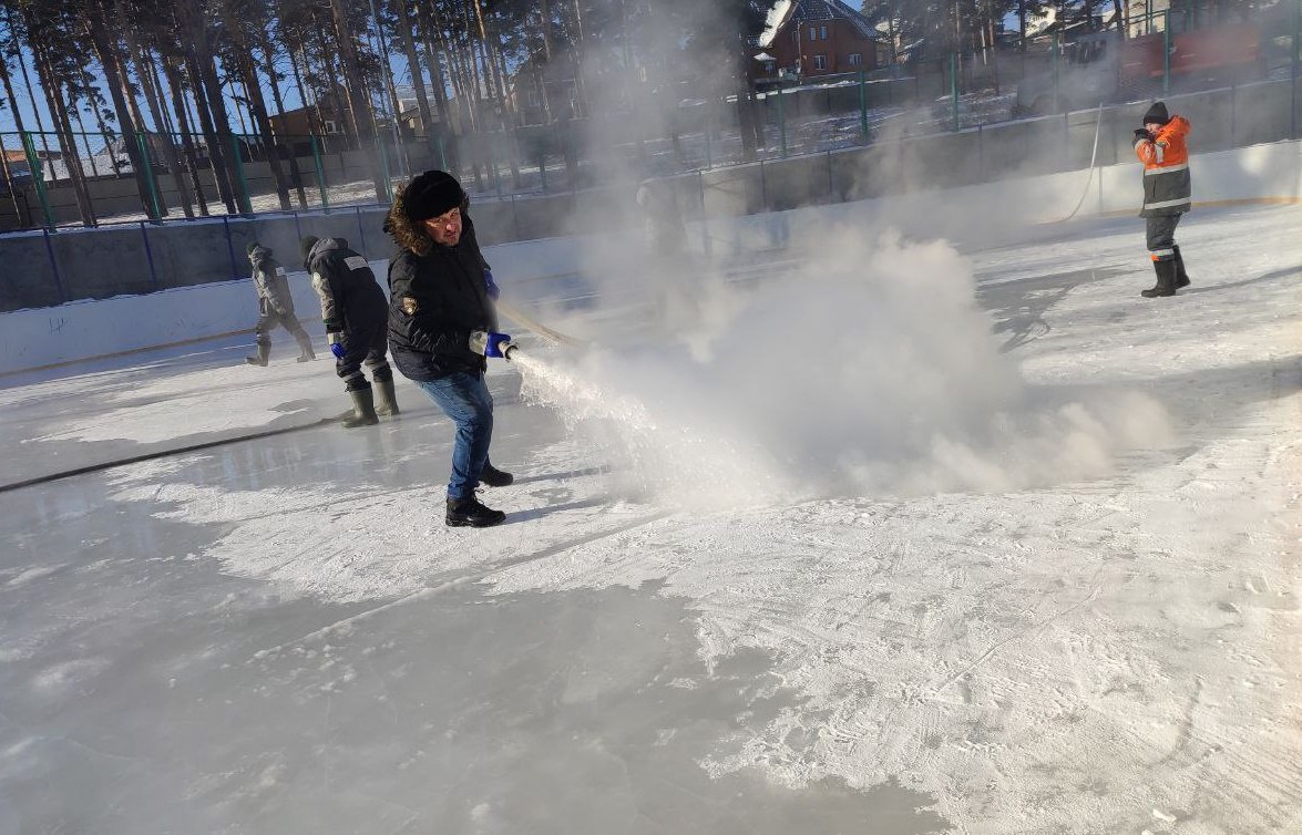 На катке школы №13 прошла финальная заливка льда горячей водой На катке школы №13 прошла финальная заливка льда горячей водой