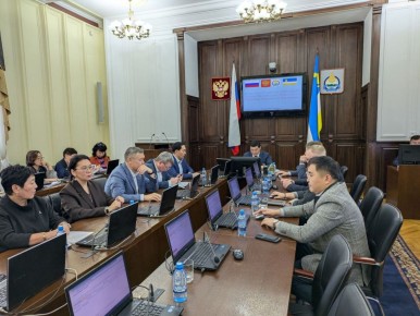 В преддверии 15-й сессии Народного Хурала Бурятии, где обозначено второе чтение республиканского бюджета на 2026 и плановые 2027 и 2028 годы, в парламенте проходит заседание Комитета по бюджету, налогам и финансам