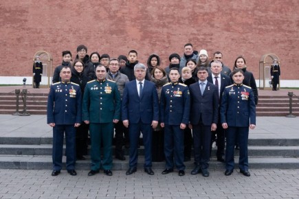 Алексей Цыденов: Вместе с Героями России из Бурятии возложили цветы к вечному огню