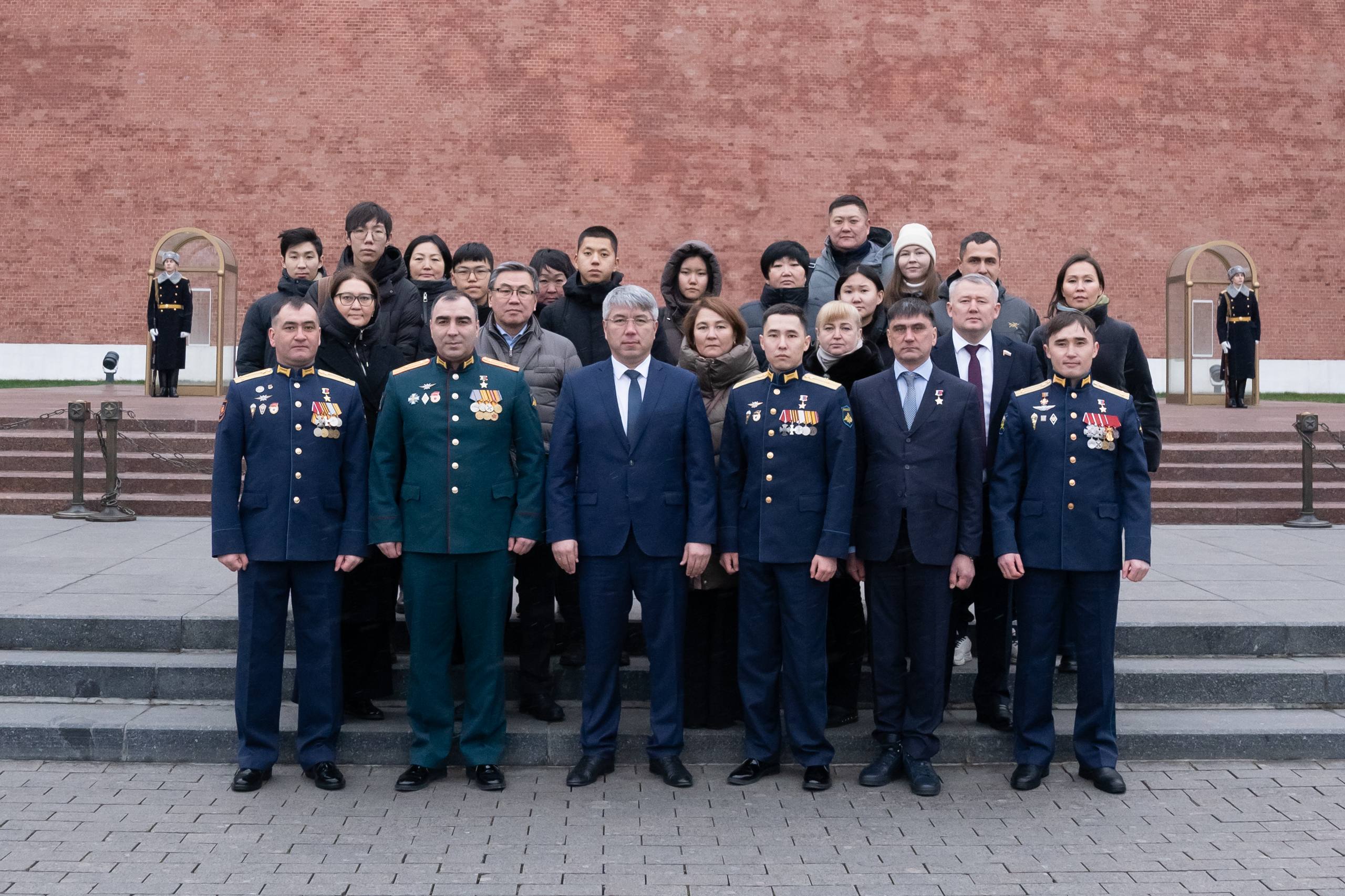 Алексей Цыденов: Вместе с Героями России из Бурятии возложили цветы к вечному огню