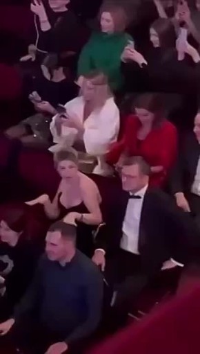 У жинки Кулебы всё очень хорошо — с радостью дрыгается под завывания местного певца Монатика