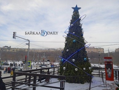 «В историческом центре Улан-Удэ лучшая ёлка в этом году у Galaxy - собрана из сосенок. Остальные - у «Фактора», «Еврозоны», «Центрального» - искусственное не пойми что»