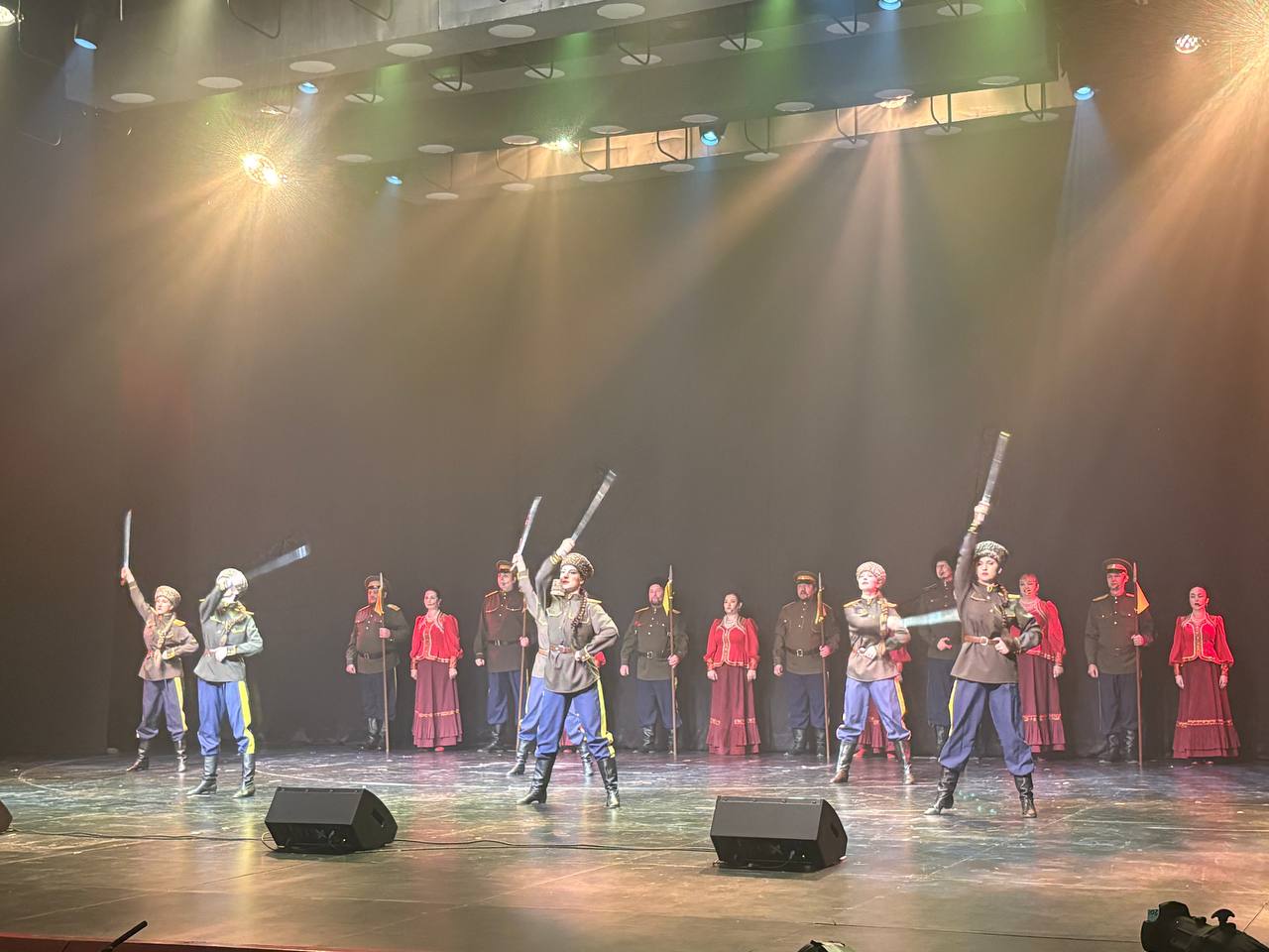 Председатель Народного Хурала Республики Бурятия Владимир Павлов поздравил защитников Родины со сцены Русского драматического театра, где сегодня прошло торжественное собрание общественности и праздничный концерт... Председатель Народного Хурала Республики Бурятия Владимир Павлов поздравил защитников Родины со сцены Русского драматического театра, где сегодня прошло торжественное собрание общественности и праздничный концерт...