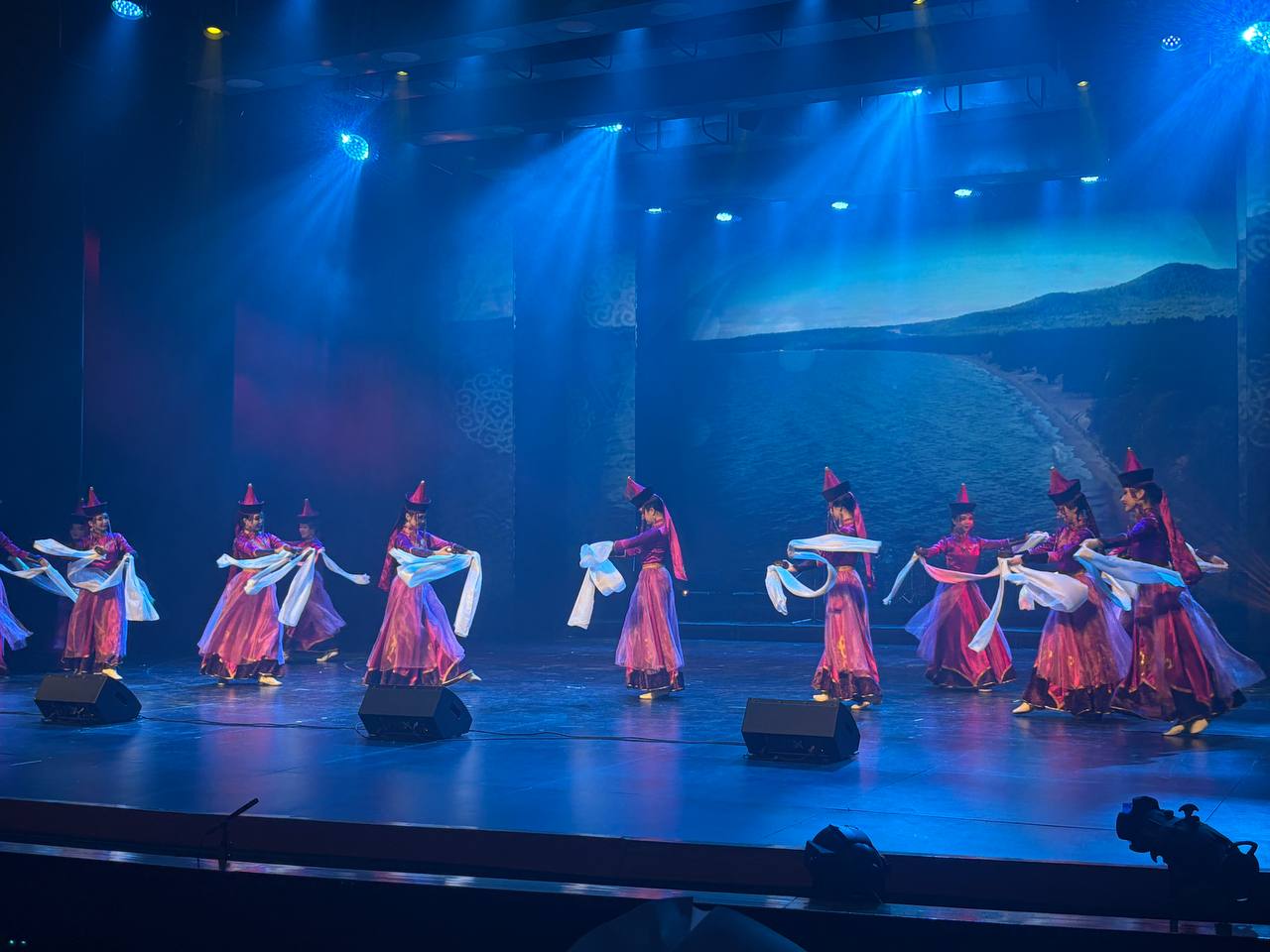 Председатель Народного Хурала Республики Бурятия Владимир Павлов поздравил защитников Родины со сцены Русского драматического театра, где сегодня прошло торжественное собрание общественности и праздничный концерт... Председатель Народного Хурала Республики Бурятия Владимир Павлов поздравил защитников Родины со сцены Русского драматического театра, где сегодня прошло торжественное собрание общественности и праздничный концерт...