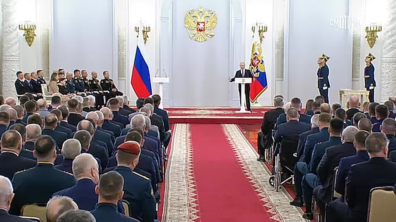 "Каждый на своем месте отдает себя целиком": президент РФ поздравил участников церемонии вручения медалей "Золотая Звезда" с Днем Героев Отечества