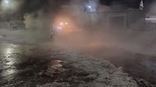 По поручению мэра Игоря Шутенкова сотрудники КБУ выехали на подсыпку и откачку участков, где скопилась вода после тушения пожара ТЦ “Баянгол”