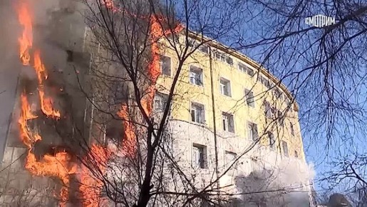 В Улан-Удэ продолжает гореть торговый центр "Баянгол", возгорание охватило тысячу квадратных метров