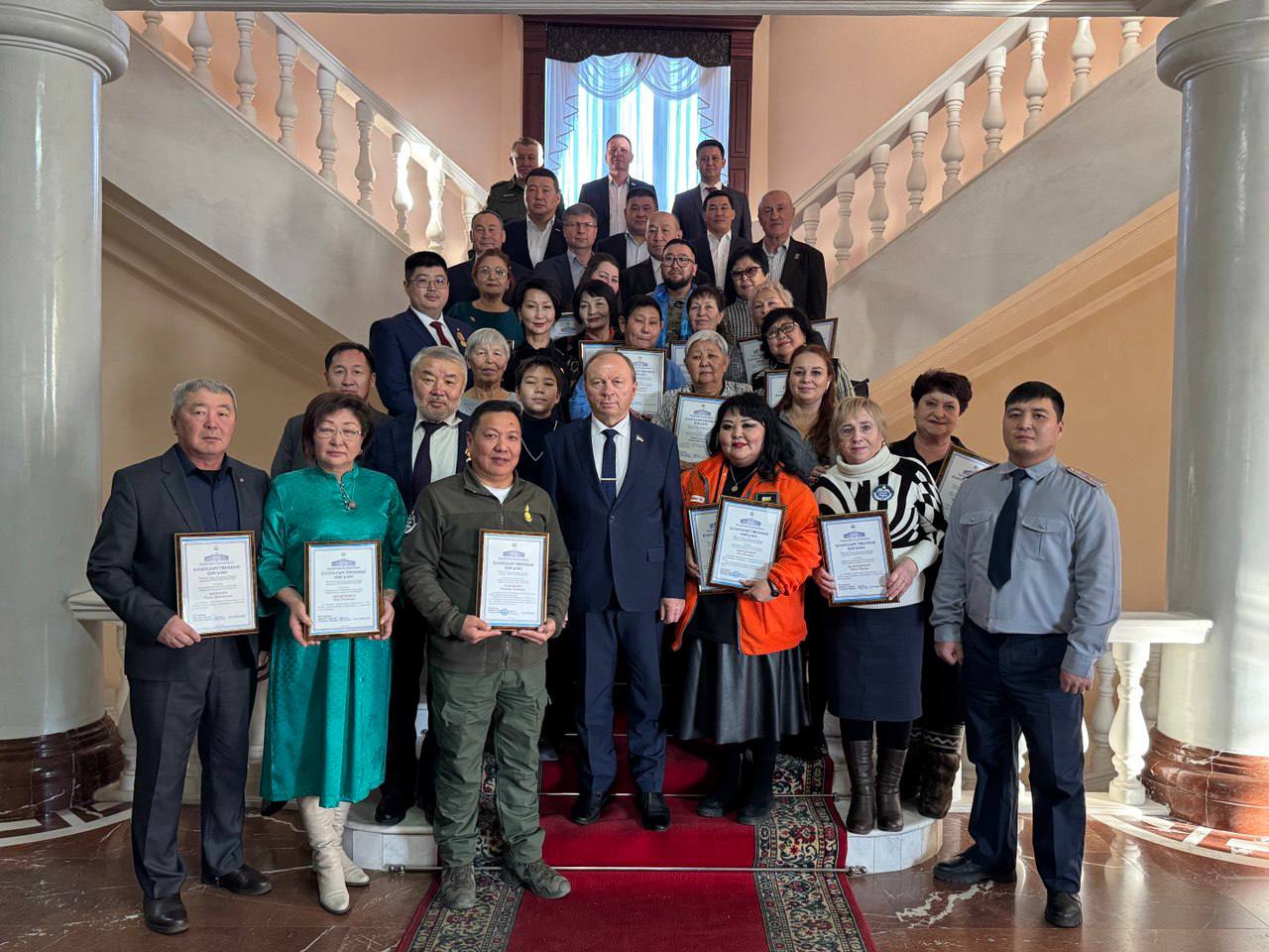 В Народном Хурале Бурятии торжественно наградили волонтеров