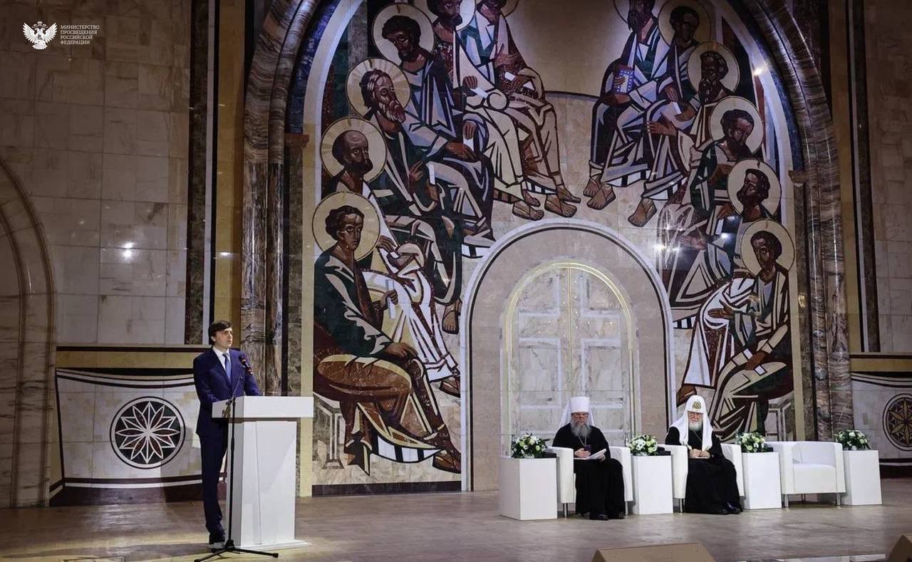 Патриарх Московский и всея Руси Кирилл впервые провёл встречу с педагогами Патриарх Московский и всея Руси Кирилл впервые провёл встречу с педагогами