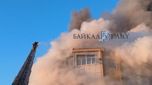 Пожарные с автолестницы тушат полыхающую крышу ТЦ «Баянгол»