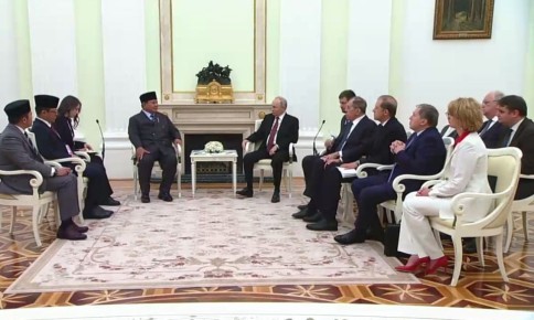 Владимир Путин проводит в Кремле переговоры с президентом Индонезии Прабово Субианто