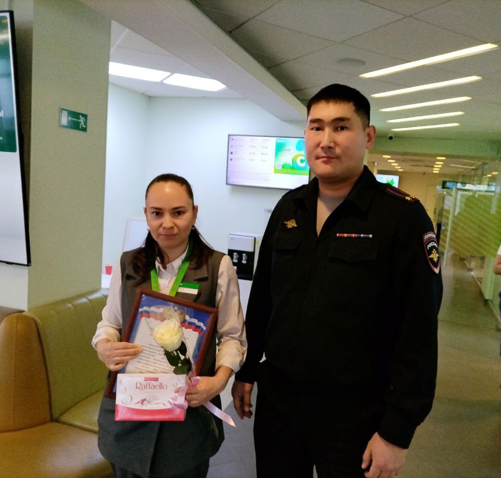 Жителя Бурятии вырвали из рук мошенников