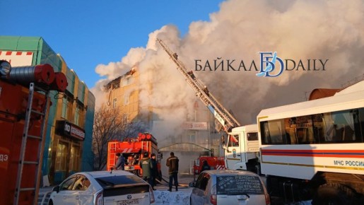 Дом торговли, который находится возле горящего ТЦ «Баянгол», работает