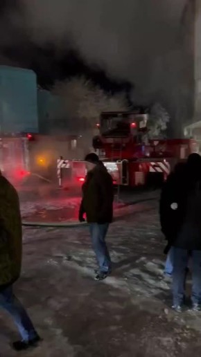 В 22:45 огонь в ТЦ «Баянгол» локализовали, распространения нет, но ликвидация продолжается