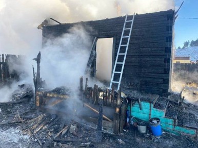 Дом дотла сгорел в Нижнем Саянтуе