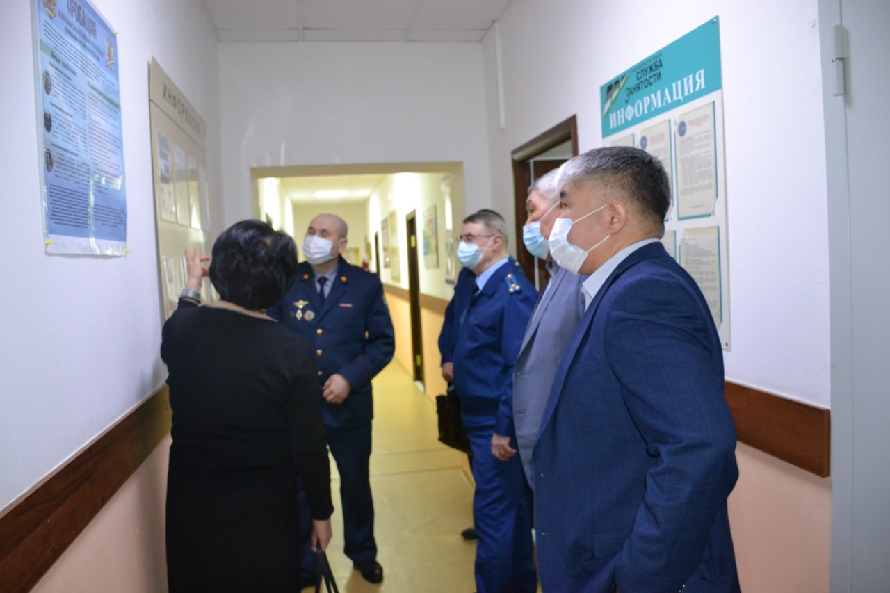 Первый заместитель прокурора республики Алексей Шевченко совместно с руководителем управления Минюста России по республике Маргаритой Барнаковой и заместителем начальника УФСИН России по республике Константином Мункуевым... Первый заместитель прокурора республики Алексей Шевченко совместно с руководителем управления Минюста России по республике Маргаритой Барнаковой и заместителем начальника УФСИН России по республике Константином Мункуевым...