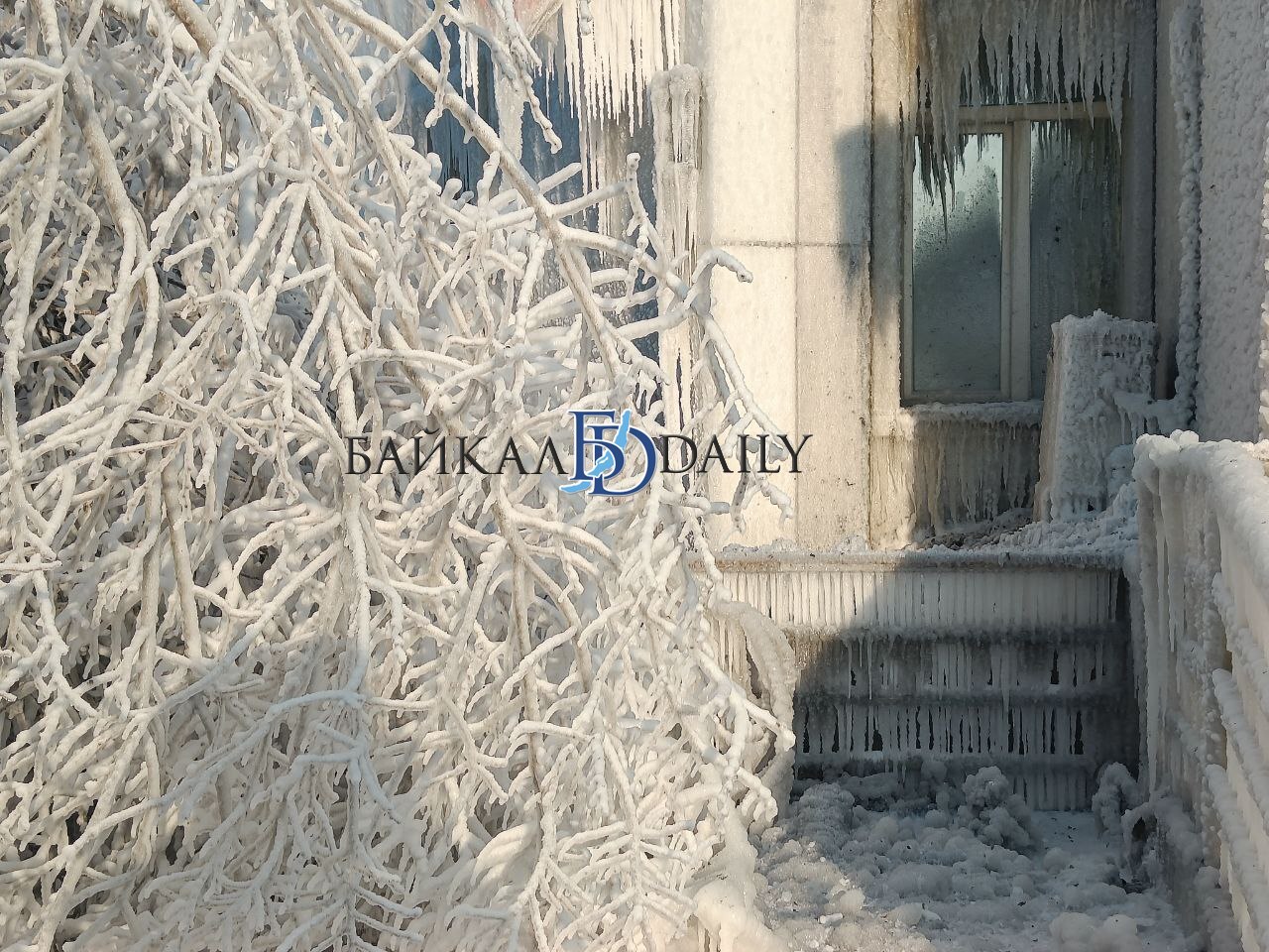 Сгоревший ТЦ «Баянгол» в Улан-Удэ после тушения весь покрылся льдом Сгоревший ТЦ «Баянгол» в Улан-Удэ после тушения весь покрылся льдом