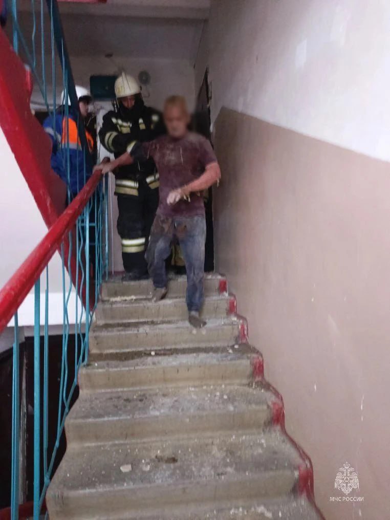 Человека спасли из-под завалов в городе Петров Вал Волгоградской области, из дома после частичного обрушения эвакуированы 48 человек, сообщает МЧС