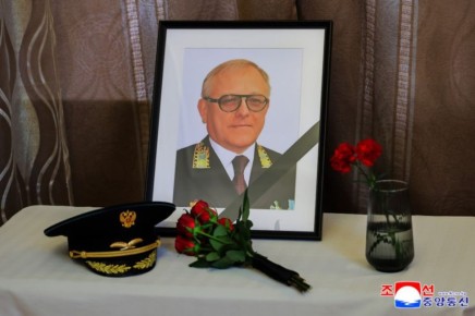 Ким Чен Ын посетил российское посольство в Пхеньяне, чтобы выразить соболезнования в связи со смертью главы дипмиссии РФ Александра Мацегоры
