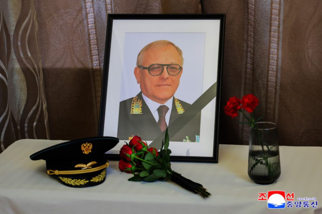 Ким Чен Ын посетил российское посольство в Пхеньяне, чтобы выразить соболезнования в связи со смертью главы дипмиссии РФ Александра Мацегоры