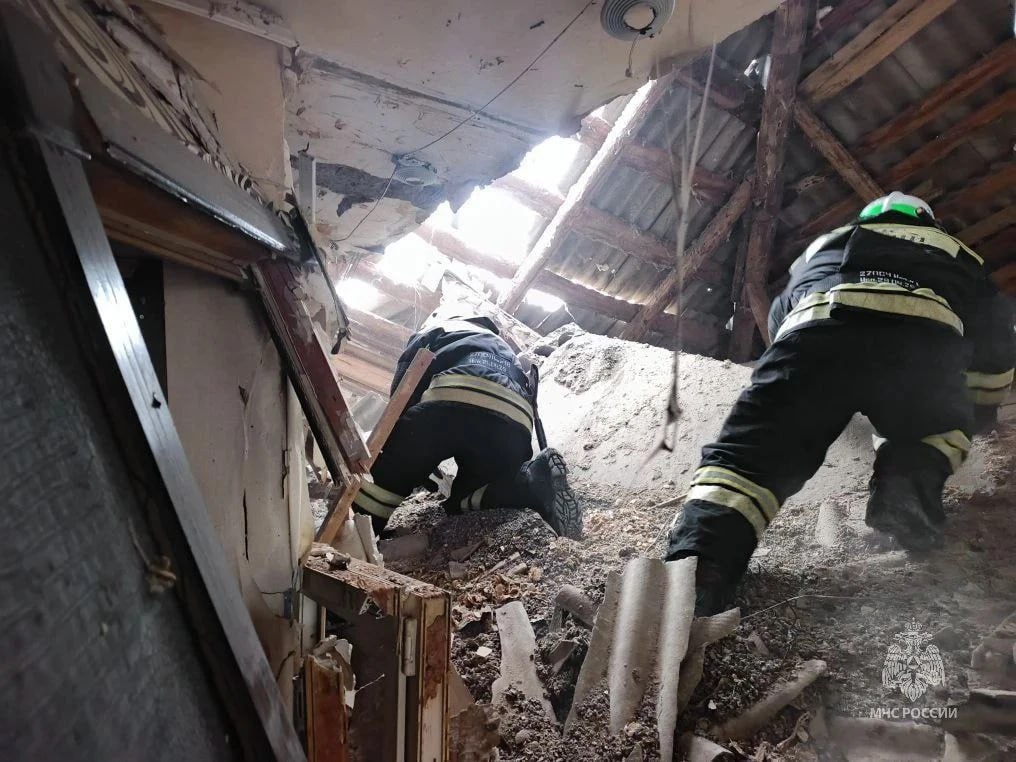 Человека спасли из-под завалов в городе Петров Вал Волгоградской области, из дома после частичного обрушения эвакуированы 48 человек, сообщает МЧС Человека спасли из-под завалов в городе Петров Вал Волгоградской области, из дома после частичного обрушения эвакуированы 48 человек, сообщает МЧС