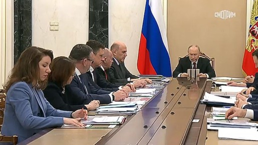 В России со следующего года вводится новая мера поддержки семей с двумя и более детьми, так называемая семейная выплата, напомнил Владимир Путин на совещании по экономическим вопросам