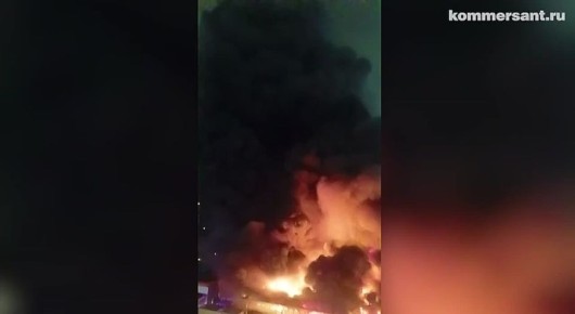 Площадь пожара в здании рынка в Невском районе Санкт-Петербурга увеличилась до 1,5 тыс