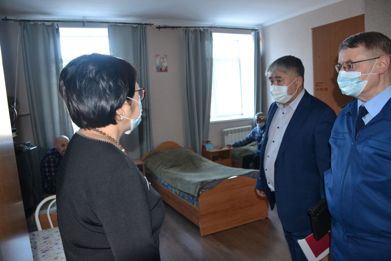 Первый заместитель прокурора республики Алексей Шевченко совместно с руководителем управления Минюста России по республике Маргаритой Барнаковой и заместителем начальника УФСИН России по республике Константином Мункуевым... Первый заместитель прокурора республики Алексей Шевченко совместно с руководителем управления Минюста России по республике Маргаритой Барнаковой и заместителем начальника УФСИН России по республике Константином Мункуевым...