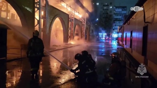 МЧС показало новые кадры тушения пожара на Правобережном рынке в Петербурге