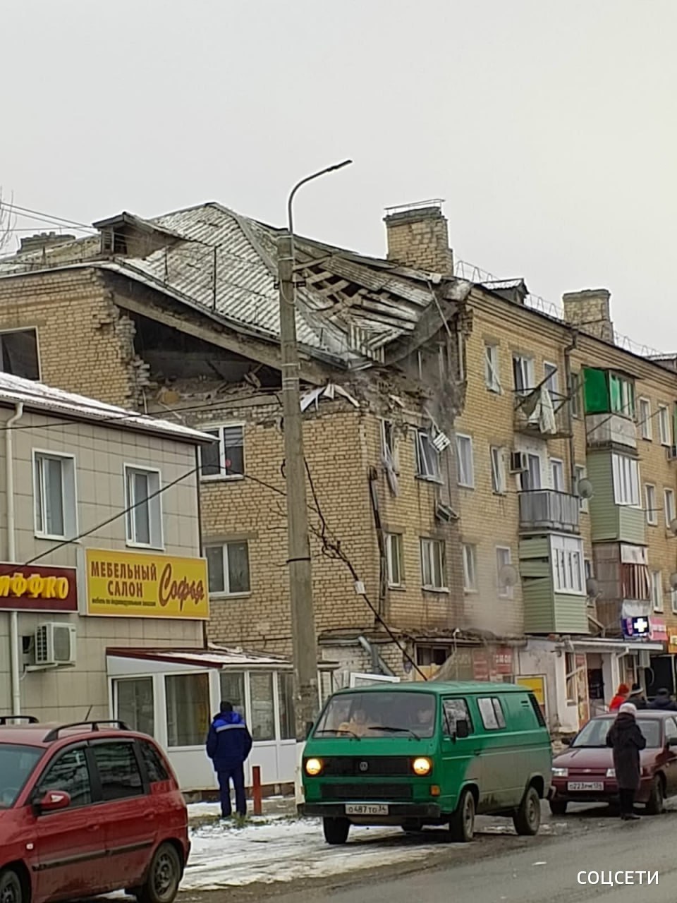 Трое взрослых и ребенок пострадали при частичном обрушении многоквартирного дома в городе Петров Вал Волгоградской области, сообщило правительство региона