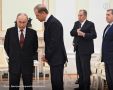 «Перед самым началом переговоров обратил на себя внимание первый вице-премьер Денис Мантуров, который подошел к президенту, уже искавшему глазами индонезийского коллегу в коридоре (тот только приехал в Кремль), и что-то стал...