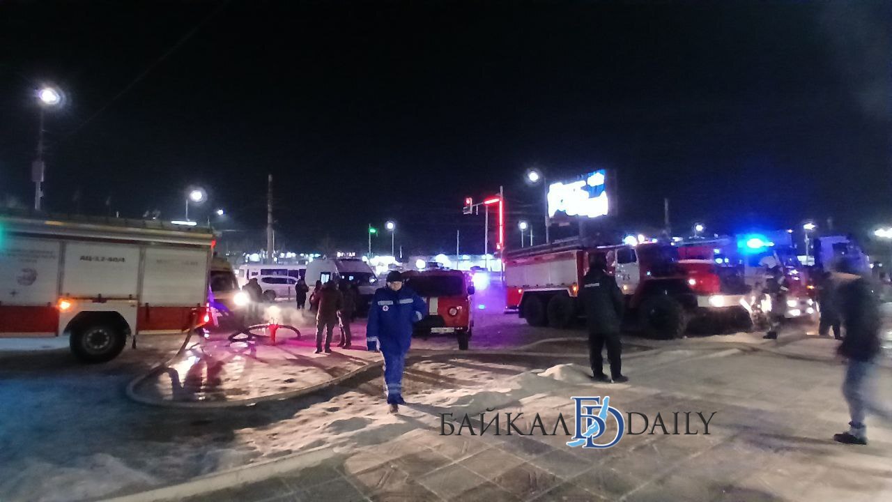 Открытое горение в ТЦ «Баянгол» в Улан-Удэ ликвидировали ночью - спустя более шести часов после начала пожара