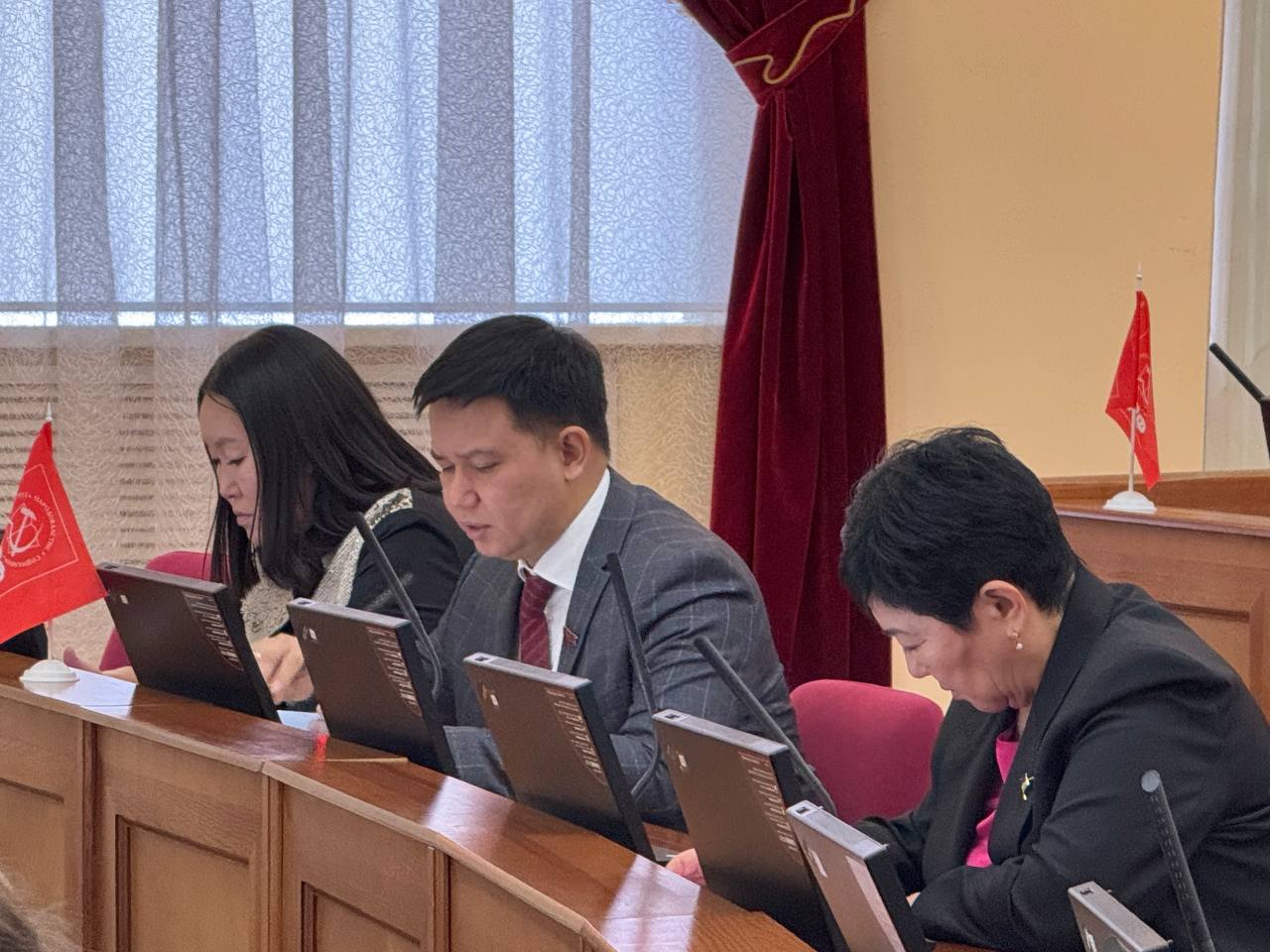 Сегодня на очередной 15-й сессии парламента республики депутаты одобрили законопроект, докладчиком по которому выступил Бэликто Цыбиков Сегодня на очередной 15-й сессии парламента республики депутаты одобрили законопроект, докладчиком по которому выступил Бэликто Цыбиков