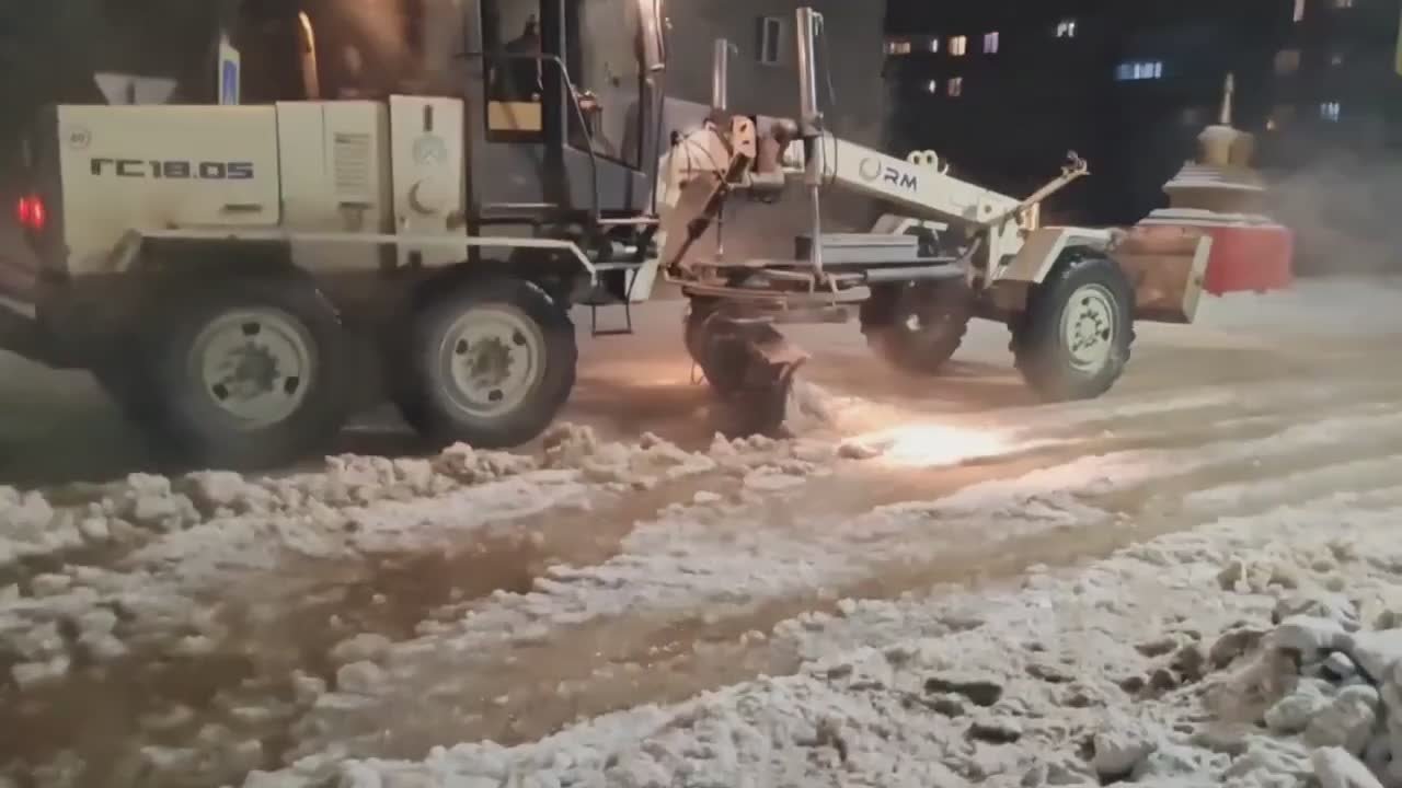 Сотрудники Комбината выехали на подсыпку и откачку участков, где скопилась вода после тушения пожара ТЦ “Баянгол”