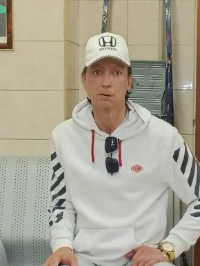 Дмитрий родился в Химках. Сразу после школы пошёл работать сантехником