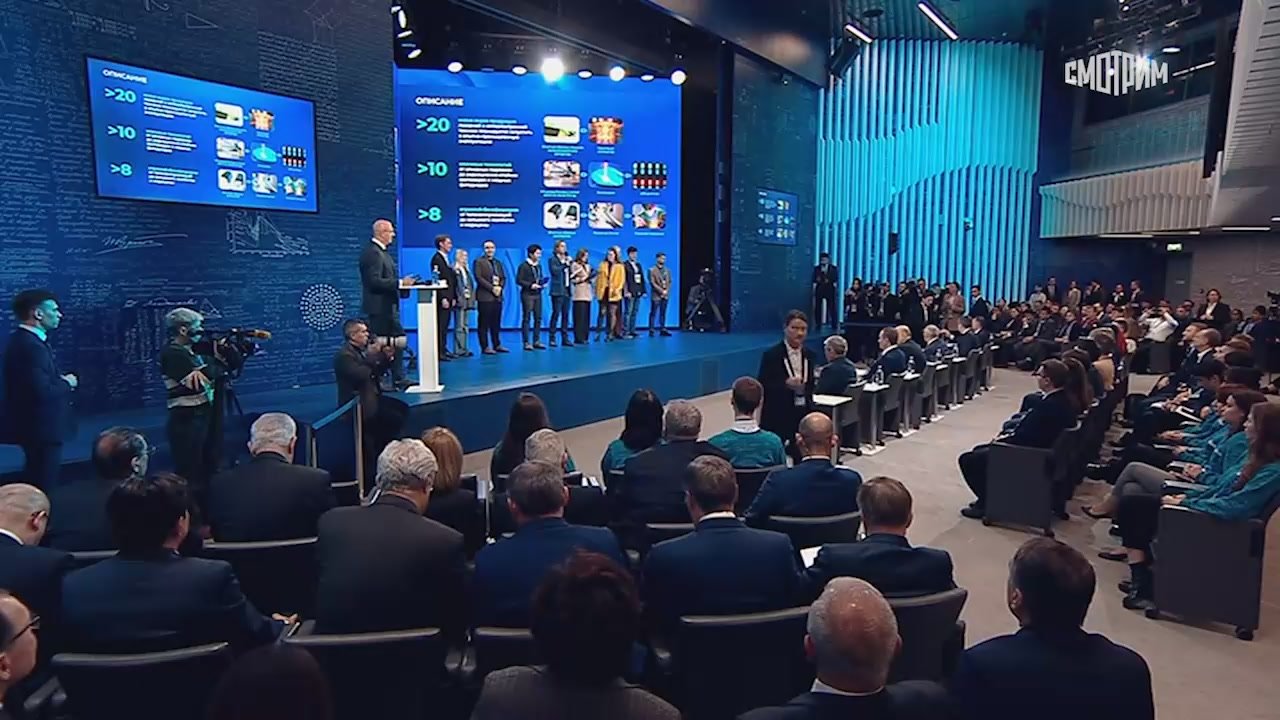 Никол Пашинян явно оценил научные разработки, которые молодые ученые РФ представили в Москве на Международной конференци по сотрудничеству в области науки и технологий