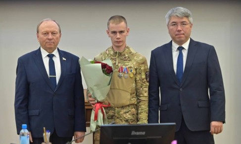 Сегодня, 12 декабря, в День Конституции России в зале совещаний Главы Бурятии прошла церемония награждения жителей республики Государственными наградами