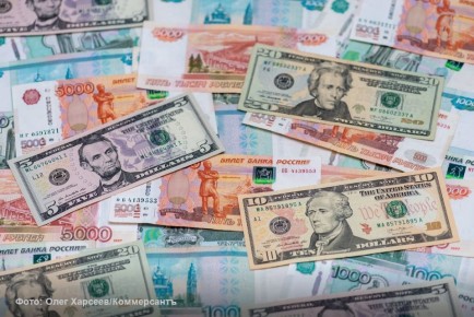 Внебиржевой курс доллара после трехнедельного перерыва вплотную приблизился к уровню 80 руб./$. Обновили локальные максимумы курсы юаня и евро после решения ЦБ облегчить переводы за границу