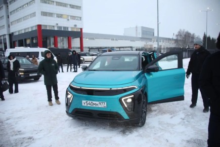 Стартовали предпродажи первой партии российских электромобилей «Атом», сообщила пресс-служба ПАО «Камаз»