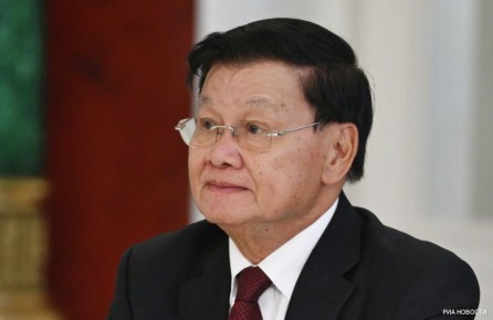 Сергей Шойгу вручил орден Александра Невского главе Лаоса Тхонглуну Сисулиту