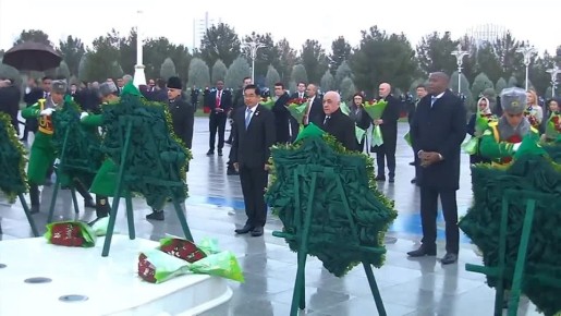 Владимир Путин возложил венок к монументу Нейтралитета Туркменистана