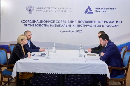 Ольга Любимова: Вместе с моим коллегой, Министром промышленности и торговли России Антоном Алихановым провели совещание по передаче музыкальных инструментов