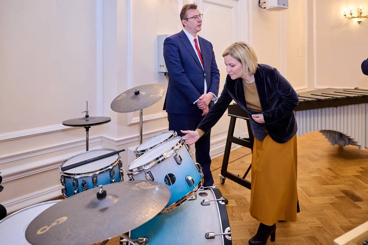 Ольга Любимова: Вместе с моим коллегой, Министром промышленности и торговли России Антоном Алихановым провели совещание по передаче музыкальных инструментов Ольга Любимова: Вместе с моим коллегой, Министром промышленности и торговли России Антоном Алихановым провели совещание по передаче музыкальных инструментов