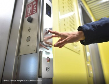 В январе—октябре 75 подрядных организаций участвовали в аукционах по замене устаревших лифтов в российских регионах, стало известно «Ъ»