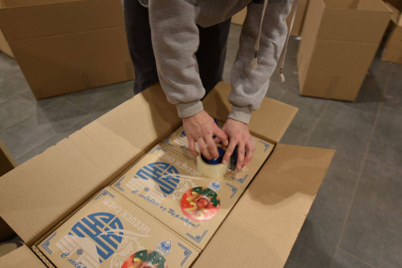 Морс, орешки, паштеты: На СВО из Бурятии отправили Новогодние подарки нашим бойцам Морс, орешки, паштеты: На СВО из Бурятии отправили Новогодние подарки нашим бойцам